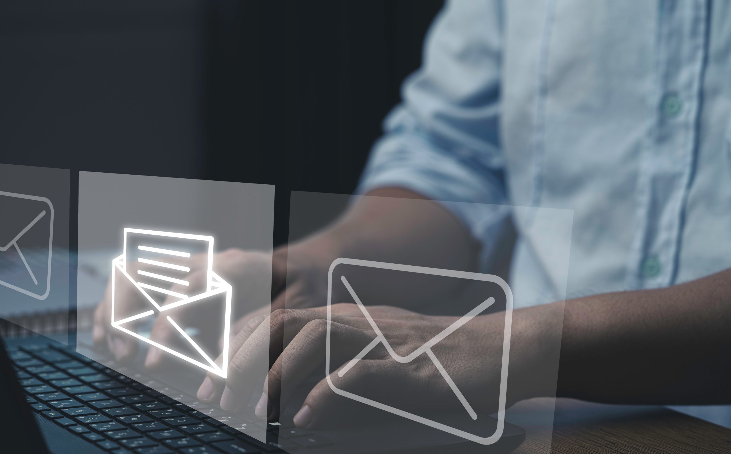 Businessman typing laptop computer to open and send email to cus SIR: plataforma IA de correo electrónico