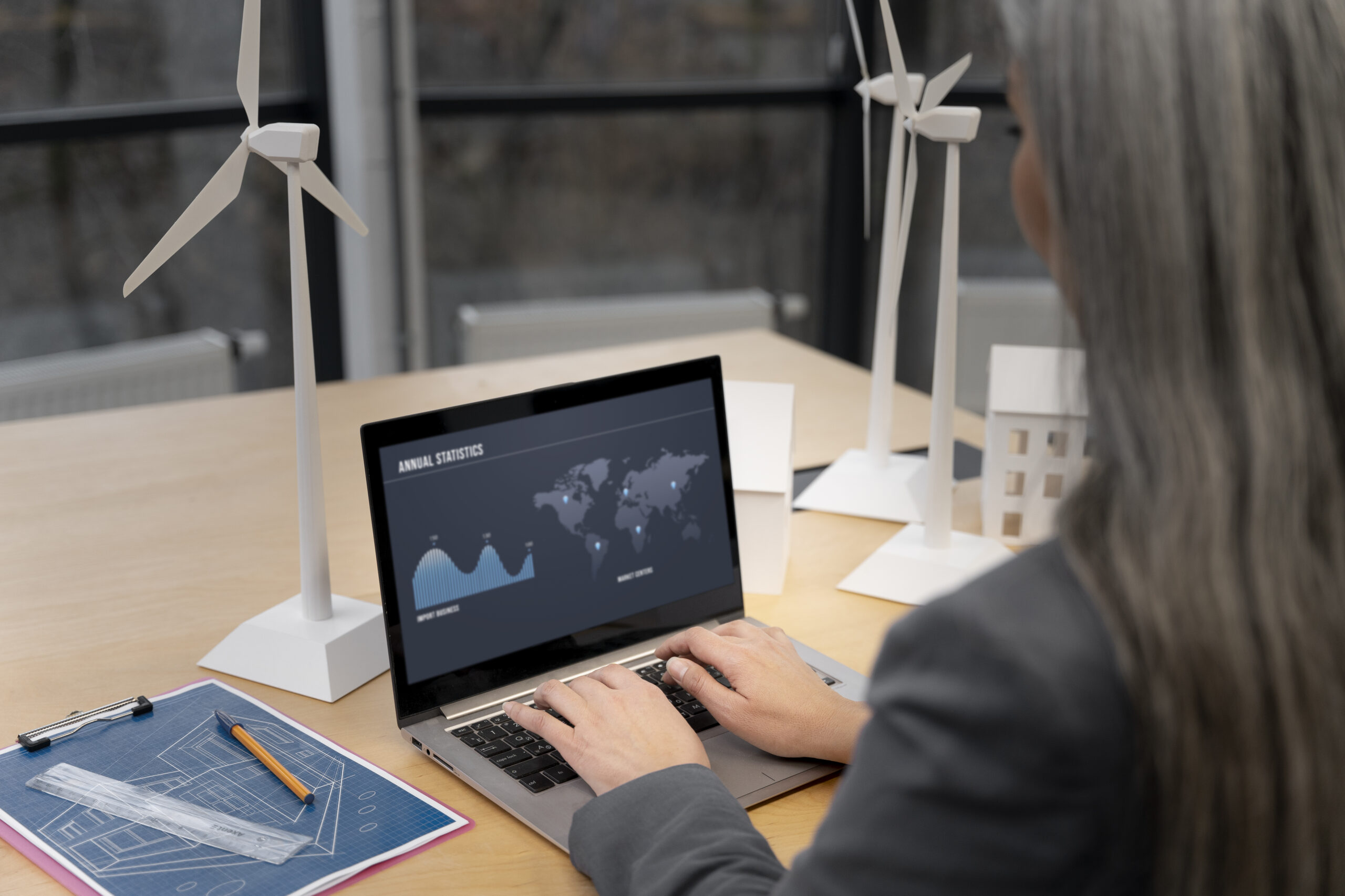 business-person-planning-alternative-energies reducir el churn en el sector energético