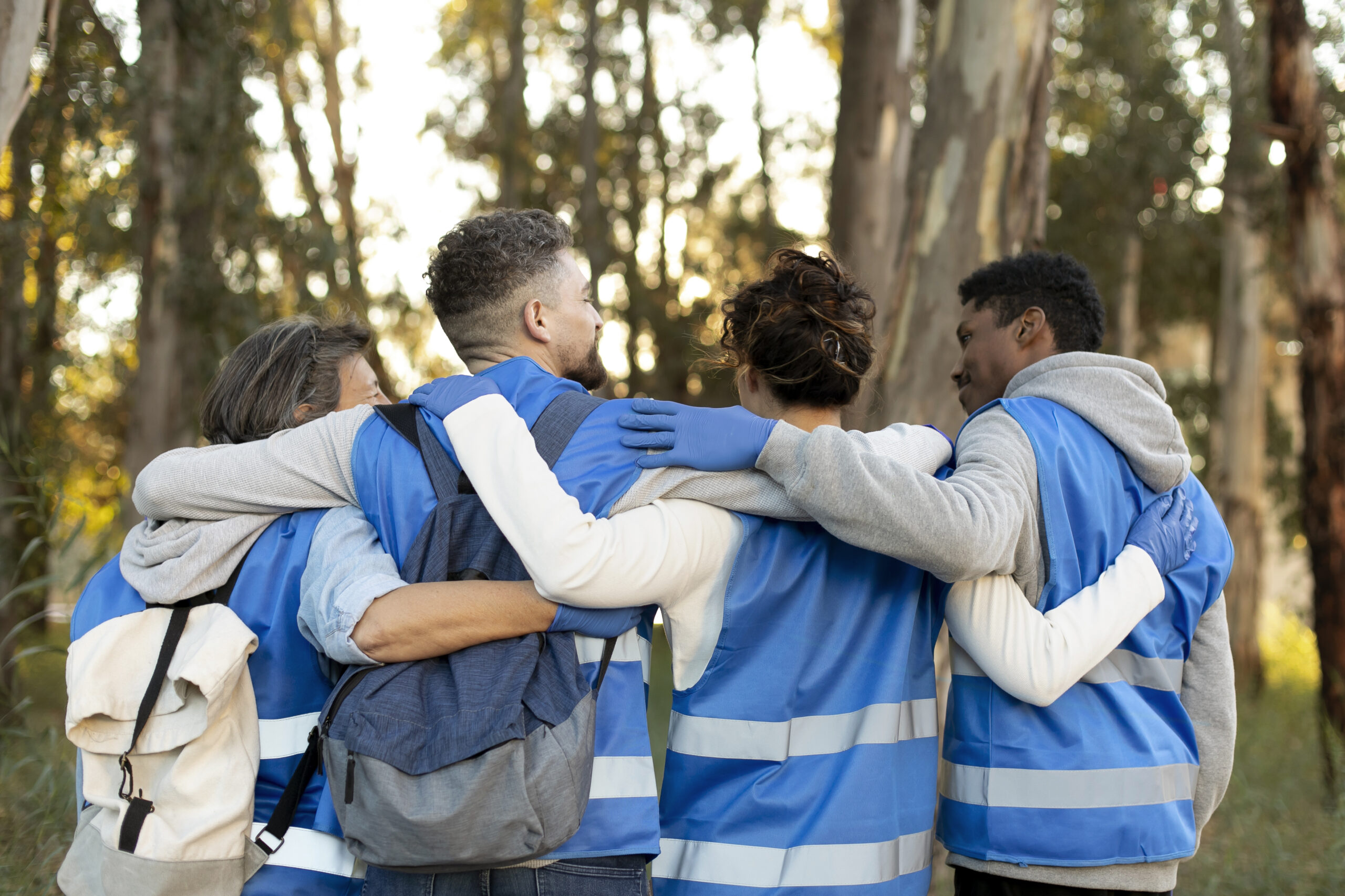 medium-shot-people-hugging optimizar campañas de fundraising
